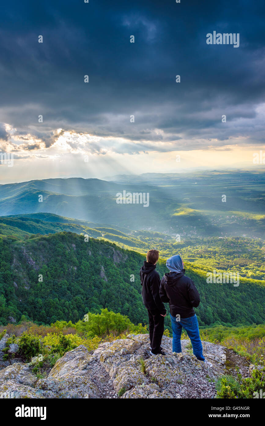 Tramonto attraverso la tempesta nuvole, appesa sopra il Monte Vitosha a Sofia, Bulgaria Foto Stock