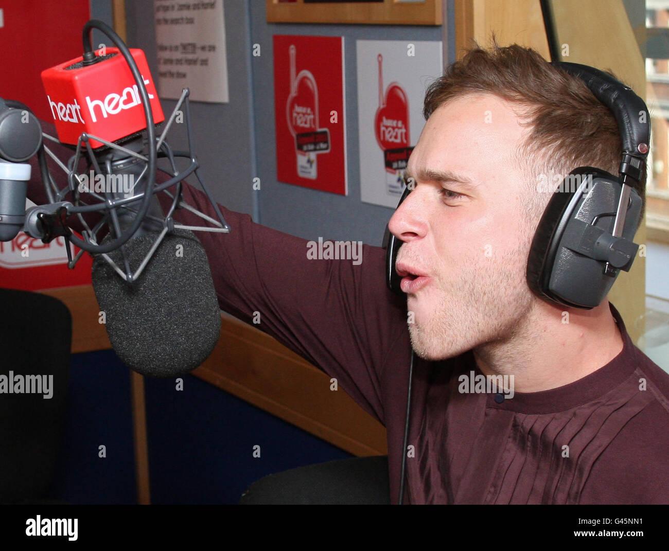 Olly Murs durante il 2011 cuore FM hanno un fascino cuore, raccogliendo denaro per i Children's Hospices UK, presso il cuore FM Studios in Leicester Square, centro di Londra. PREMERE ASSOCIAZIONE foto. Data immagine: Venerdì 4 marzo 2011. Il credito fotografico dovrebbe essere: Dominic Lipinski/PA Wire Foto Stock