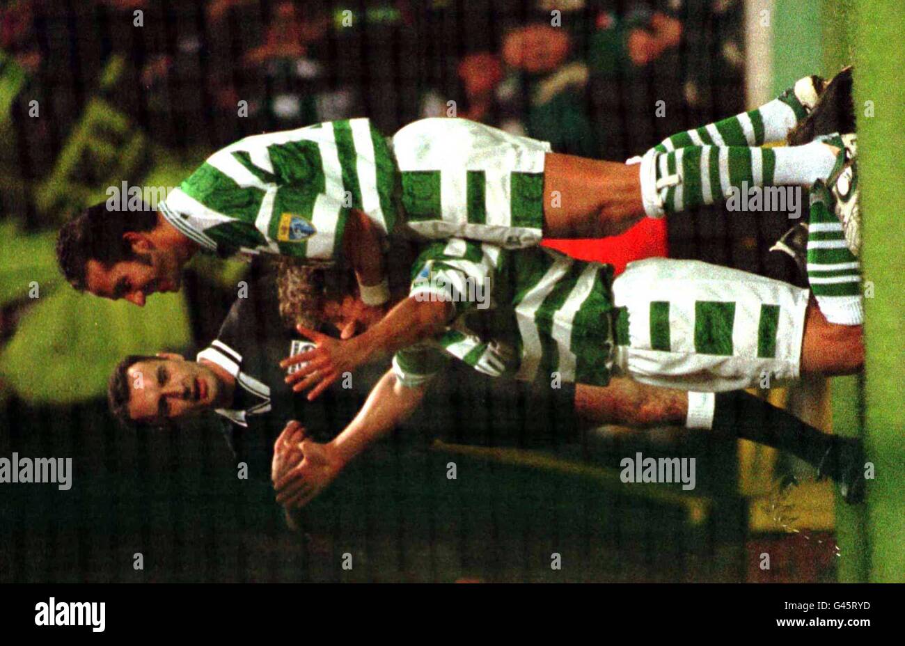 Paolo di Canio di Celtic (in piedi) si congratula con Jorge Cadete dopo aver segnato contro Kilmarnock a Parkhead stasera (mercoledì). Foto di Chris Bacon/PA. Foto Stock