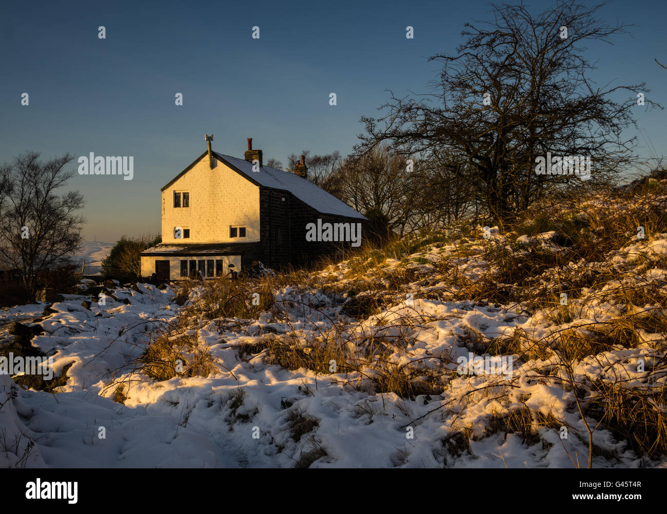 Azienda agricola e in inverno la neve, Greenfield, Saddleworth, UK, vicino al tramonto Foto Stock