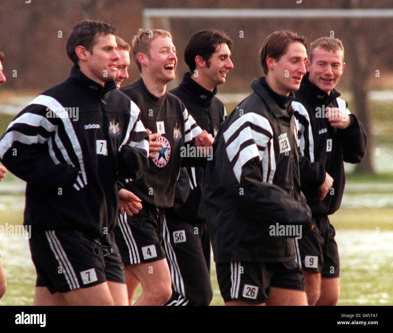 Alan Shearer (a destra) mantiene il suo team Newcastle United ridendo duing formazione oggi (Giovedi) dopo le dimissioni del manager Kevin Keegan.Photo John Giles.PA. Vedi PA Story SOCCER Keegan Foto Stock