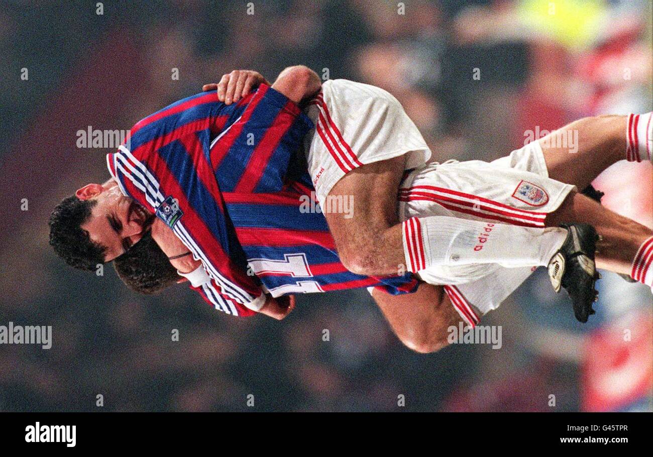 Carl Veart (a sinistra) di Crystal Palace e Marc Edworthy celebrano il gol di Veart durante la terza partita della fa Cup contro Leeds al Sellburst Park di questa sera (martedì). Foto di Adam Butler/PA. Foto Stock