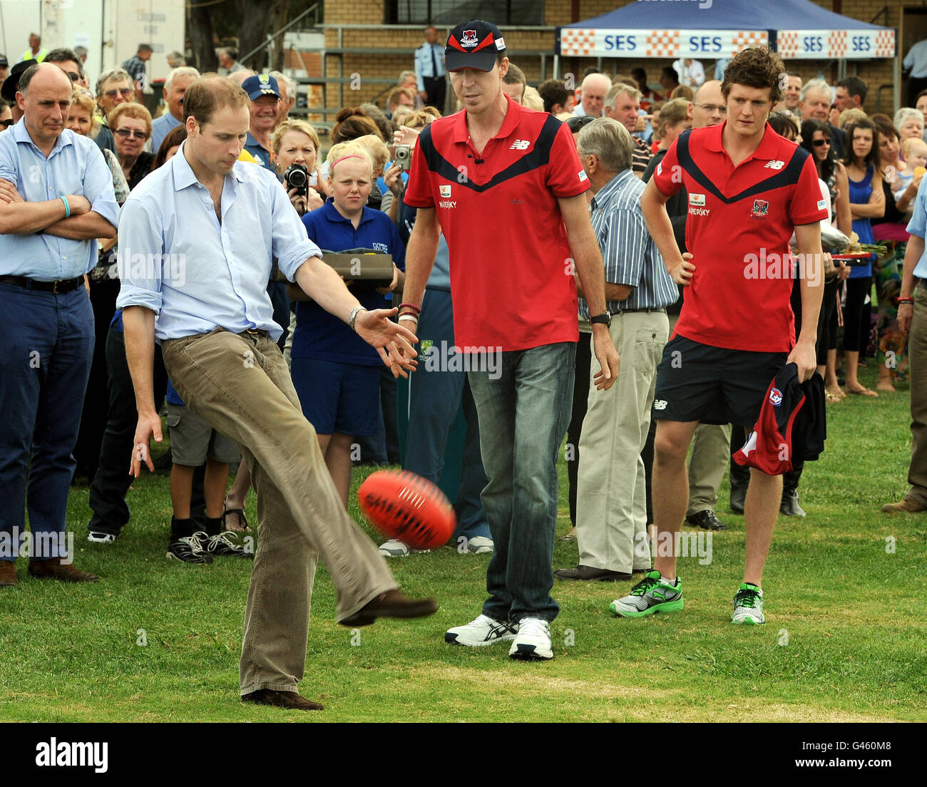 Il principe William calcia un calcio australiano, durante una visita al Murraabit Football Ground nell'Australia meridionale, l'ultimo giorno della sua visita in Nuova Zelanda e Australia. Foto Stock