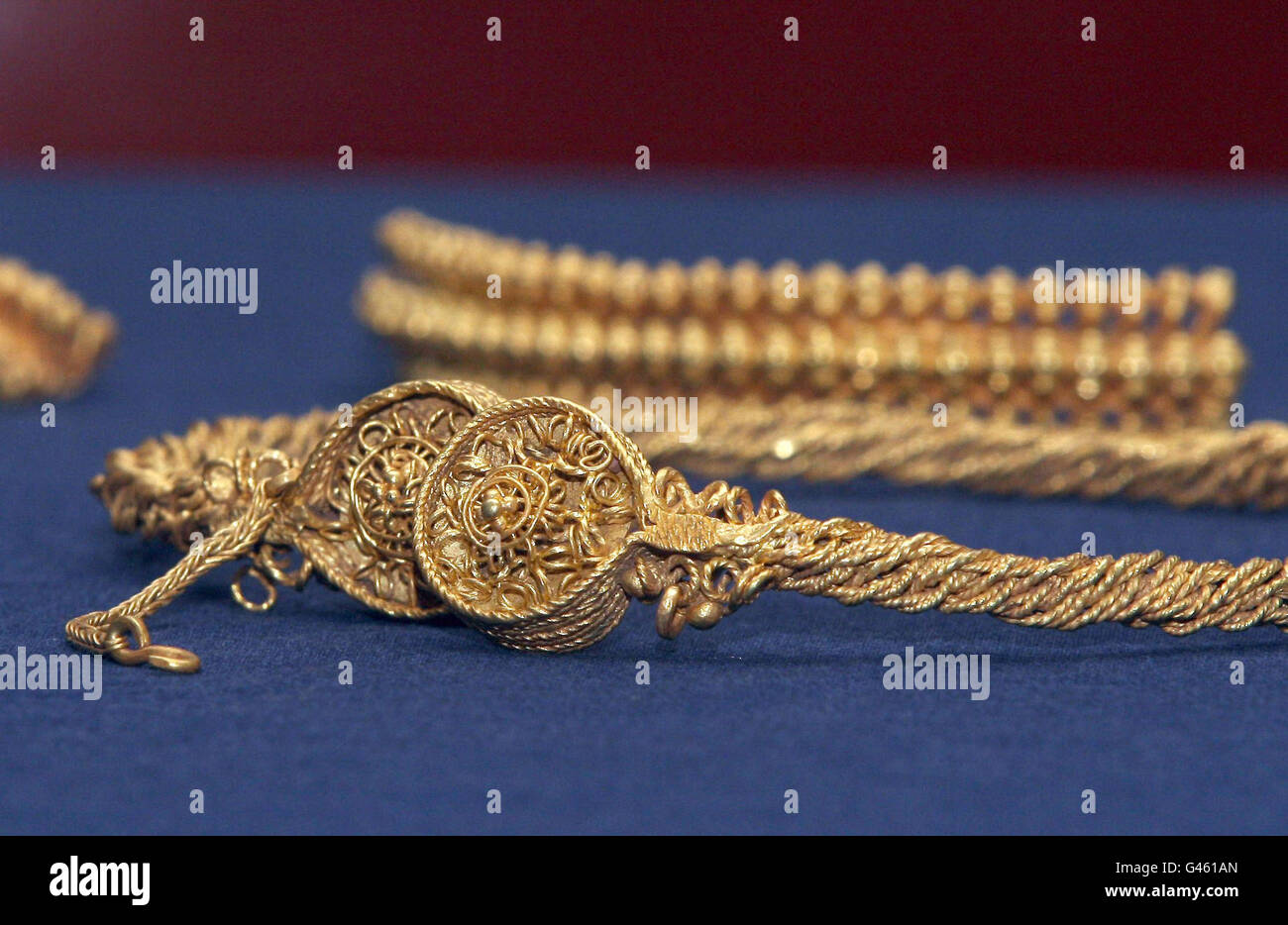 Oro dell'età del ferro che è stato salvato per la nazione al Museo Nazionale della Scozia, Edimburgo. Foto Stock