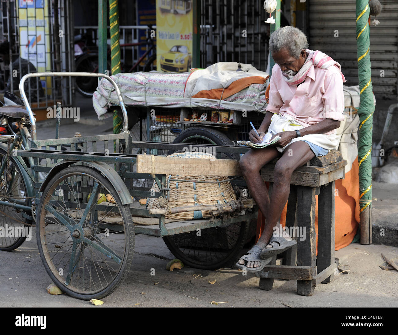 Venditore di strada, centro città, Chennai, India. Foto Stock