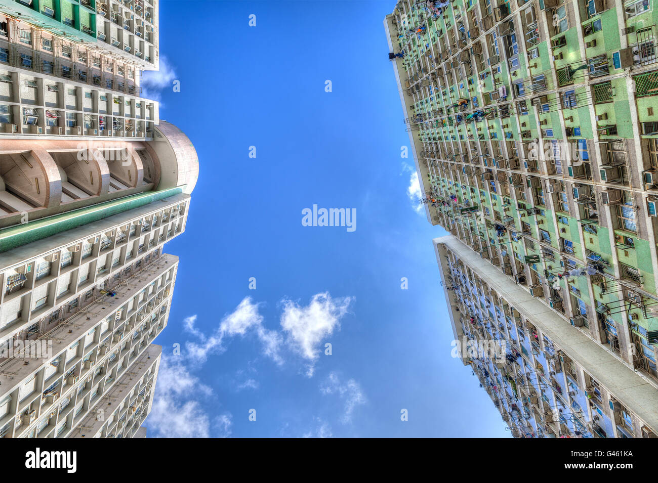 Highrise alloggiamento domina Hong Kong limitata della massa terrestre di 1.104 km con una popolazione di oltre 7 milioni di euro. Foto Stock