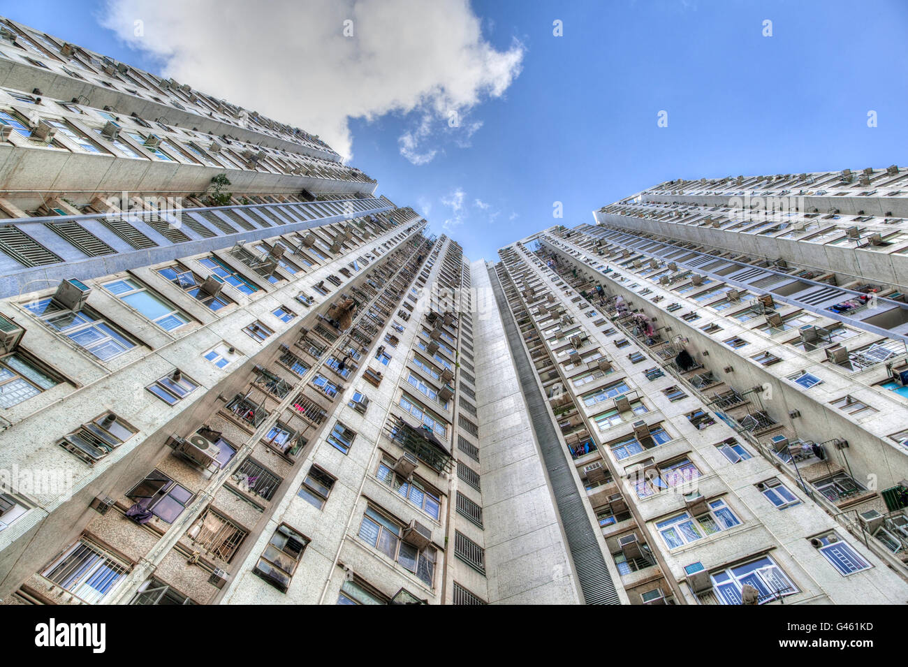 Highrise alloggiamento domina Hong Kong limitata della massa terrestre di 1.104 km con una popolazione di oltre 7 milioni di euro. Foto Stock