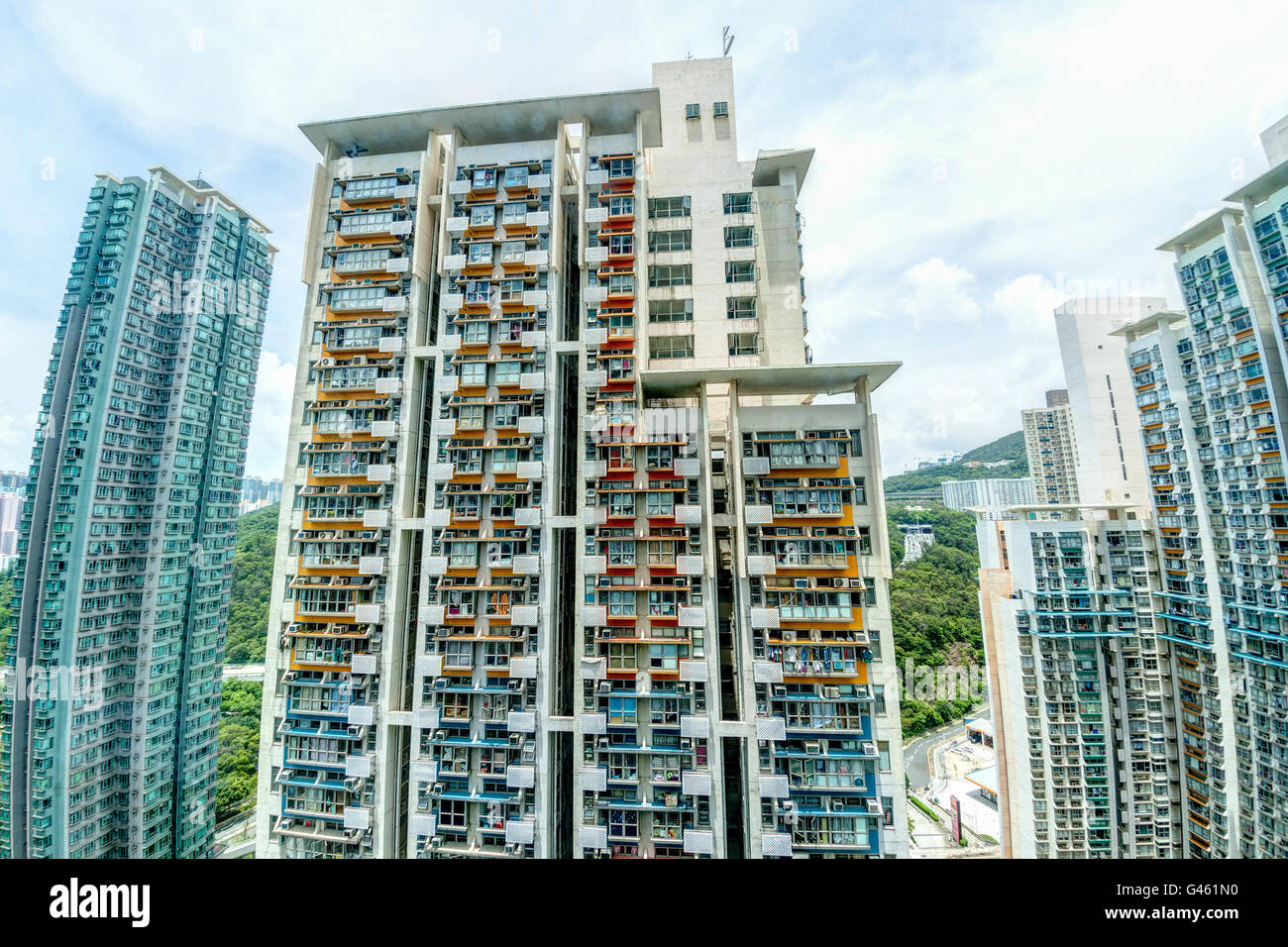 Highrise alloggiamento domina Hong Kong limitata della massa terrestre di 1.104 km con una popolazione di oltre 7 milioni di euro. Foto Stock