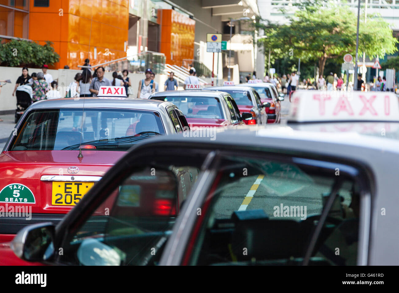 Hong Kong - Luglio 28, 2015: una flotta di Hong Kong i taxi in attesa in un posteggio di taxi fuori da Tseung Kwan O MTR. Foto Stock
