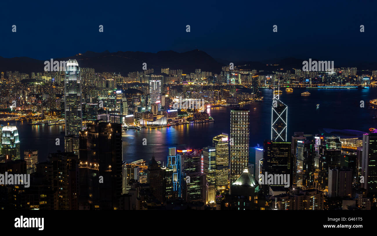 HONG KONG - 4 agosto: Scena Notturna del Porto di Victoria il Agosto 4, 2013. Foto Stock