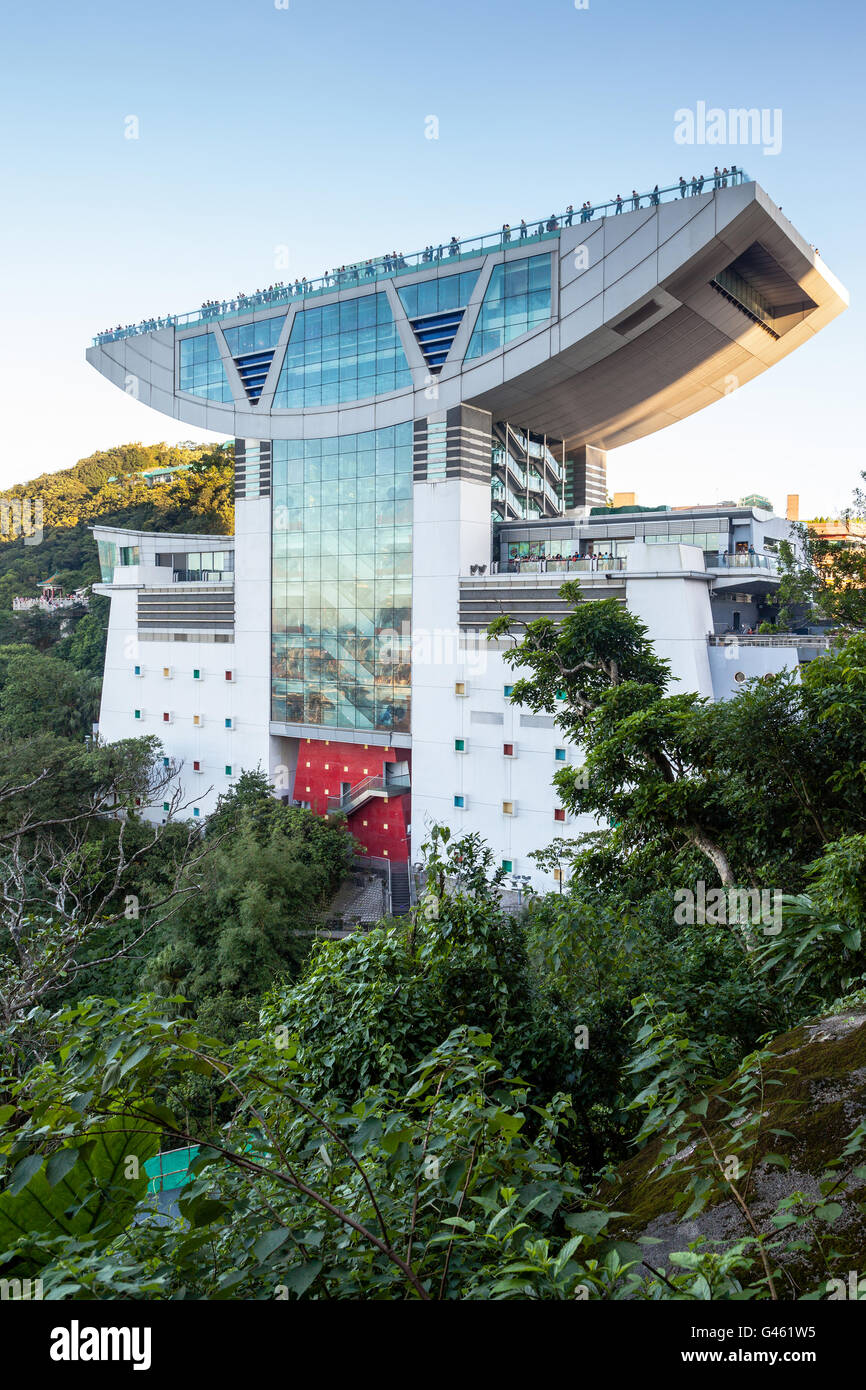 HONG KONG - Agosto 4, 2013: Vista della Torre di picco a 428 metri sopra il livello del mare a Hong Kong in cima Victoria Peak. Foto Stock