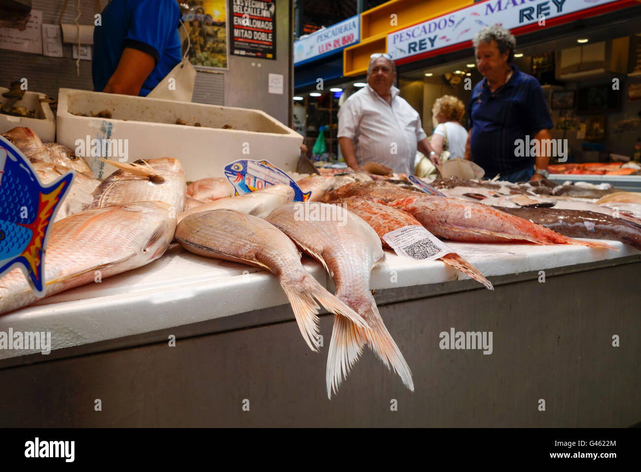 Interno di Atarazanas, Mercato coperto con la vendita di stallo in frutti di mare Malaga, Andalusia, Spagna. Foto Stock