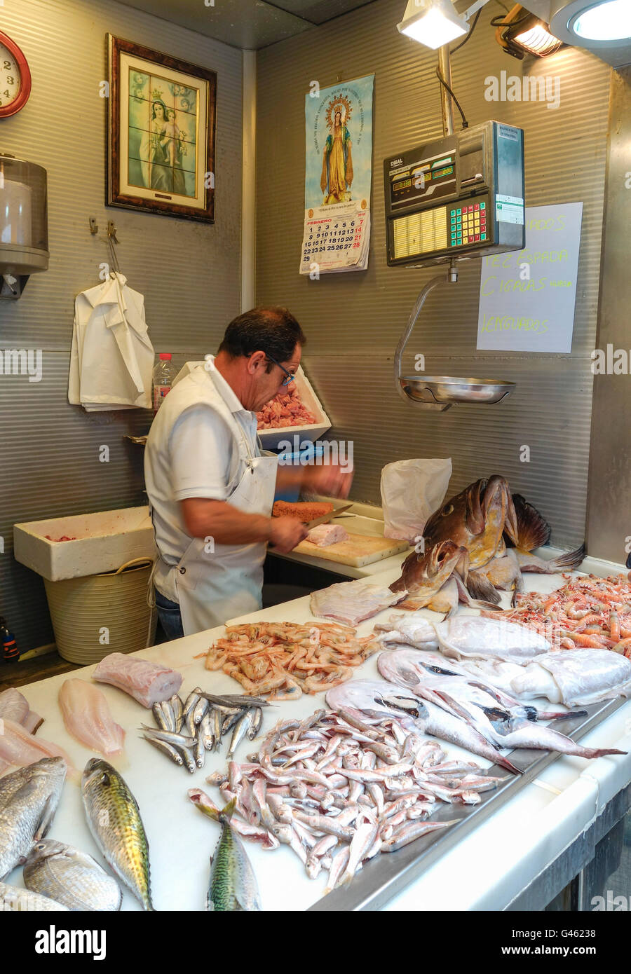 Interno di Atarazanas, Mercato coperto con la vendita di stallo in frutti di mare Malaga, Andalusia, Spagna. Foto Stock