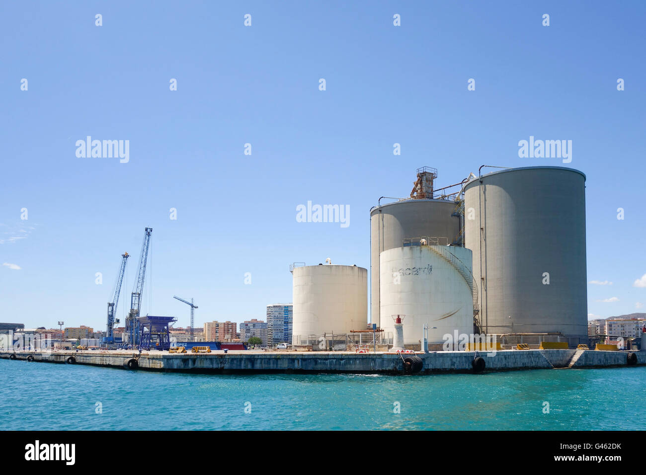 Lo stoccaggio in bulk di calcestruzzo Cemento silos e serbatoi di Bacardi all ingresso del porto di Malaga, Andalusia, Spagna. Foto Stock