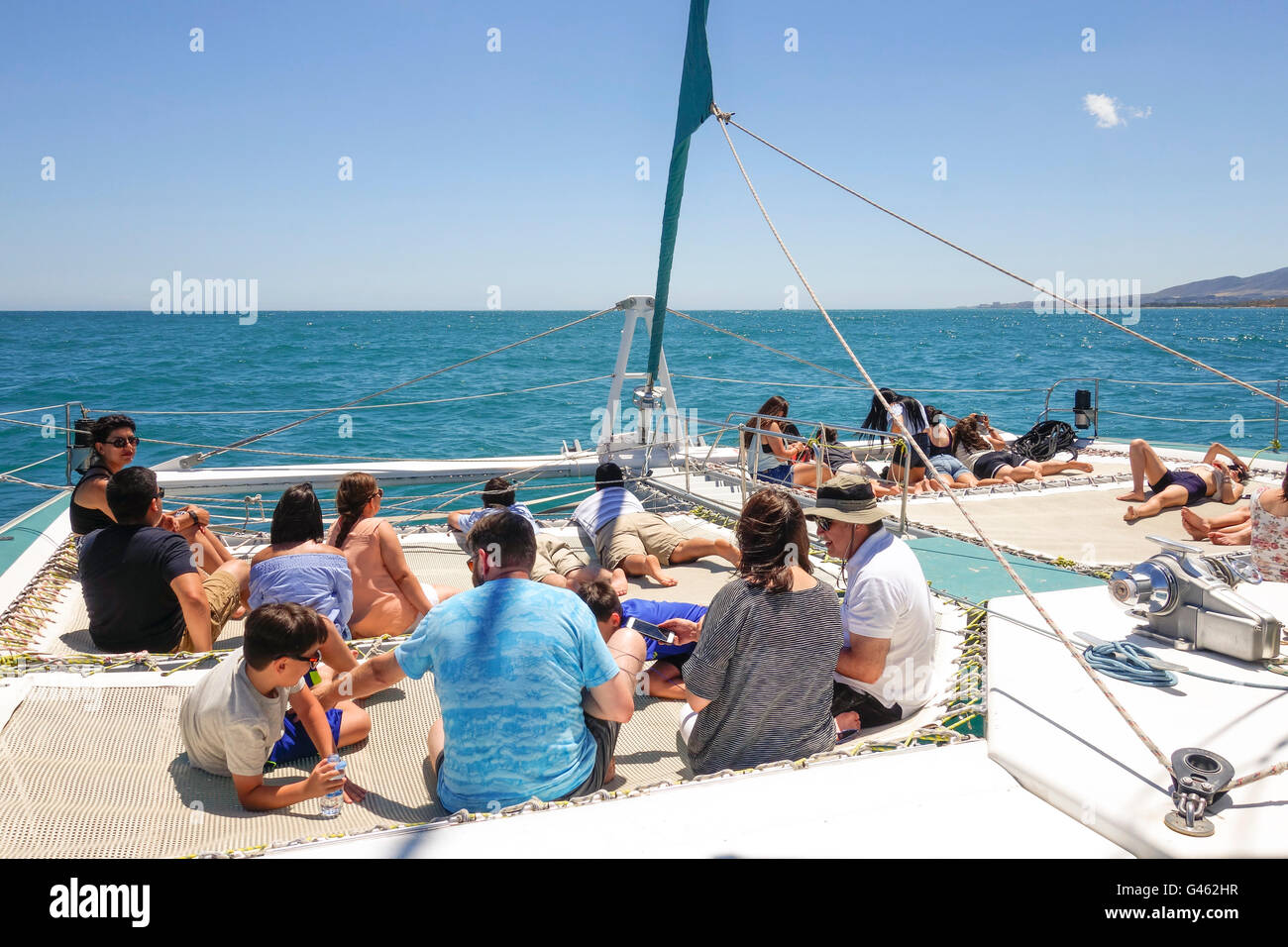 La famiglia e i giovani turisti sul catamarano e barca a vela tour, rilassarsi e godersi il sole, Malaga, Andalusia, Spagna. Foto Stock