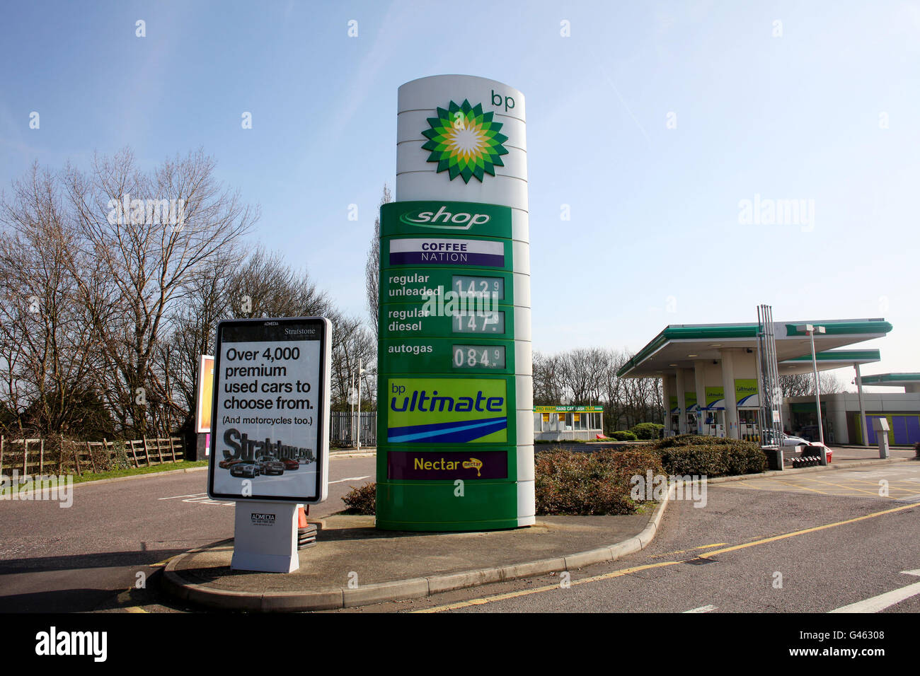 Prezzi del carburante presso un distributore BP sulla M2 vicino a Gillingham, Kent. Il Cancelliere George Osborne ha annunciato una riduzione del dazio sul carburante di 1 persona al litro annunciata nel suo bilancio. Foto Stock