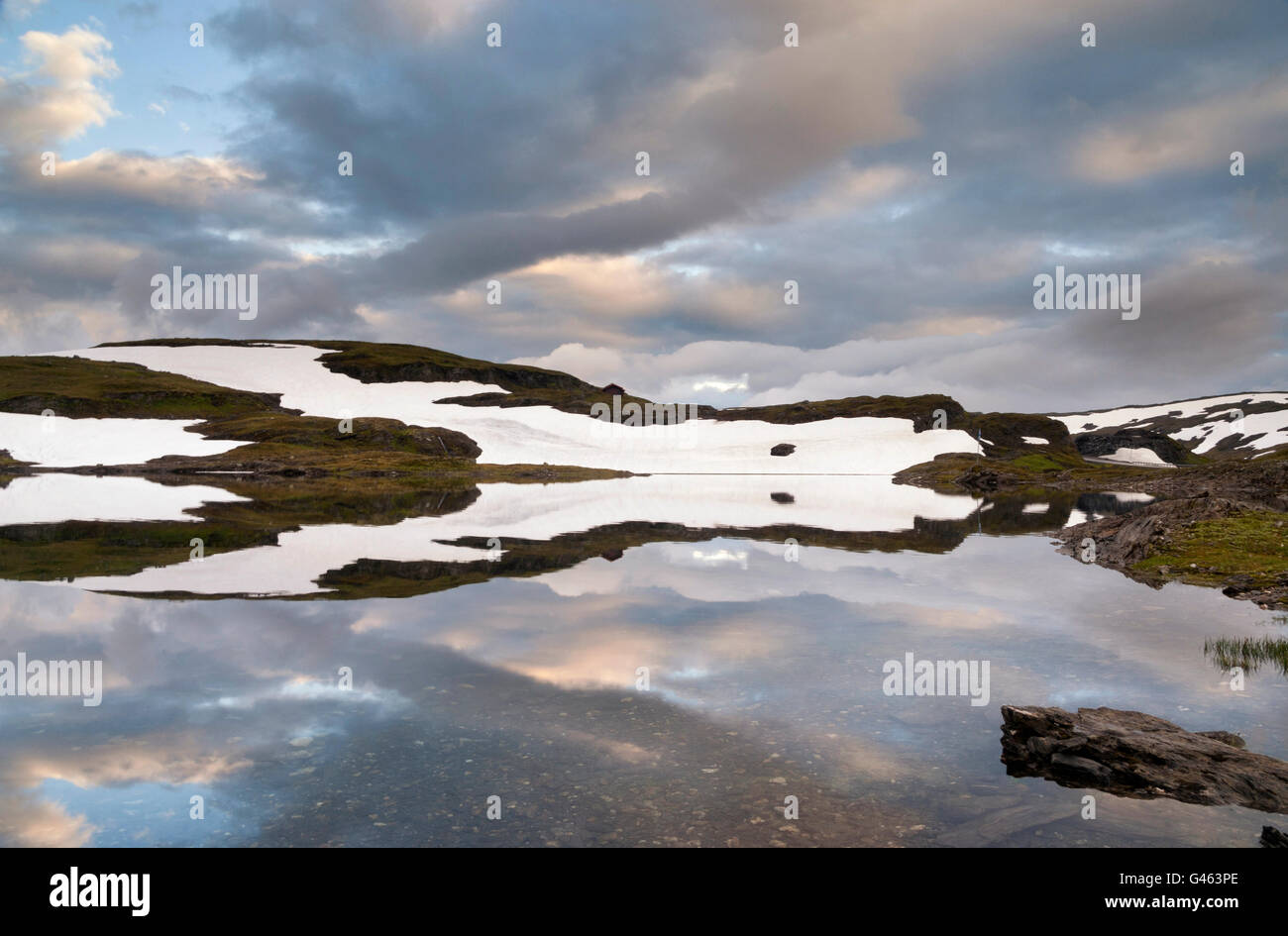 Bellissimo cielo riflettendo in un lago sulla Vikafjell norvegese Foto Stock