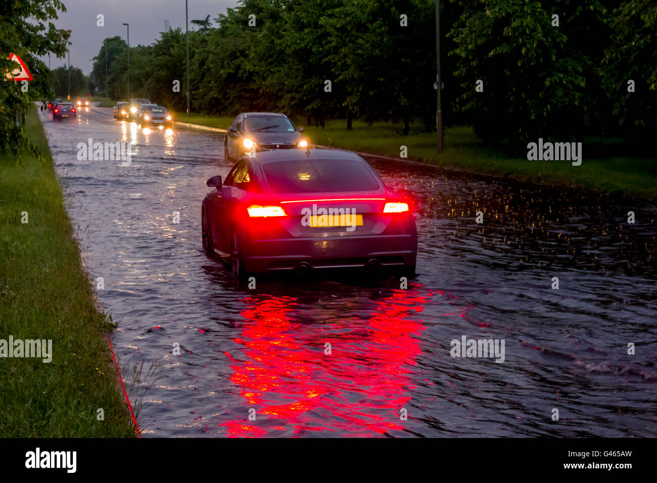 Europa, Regno Unito, Inghilterra, Surrey, inondato road Foto Stock