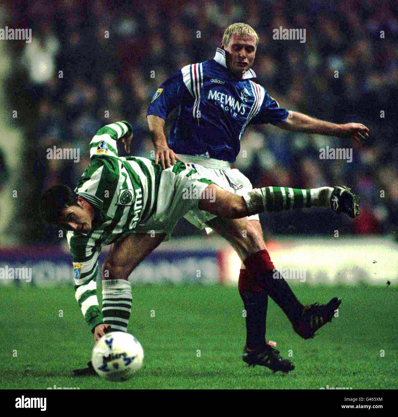 Rangers Paul Gascoigne (r) e David Hannah celtico di battaglia per la sfera durante questa sera (giovedì) corrispondono a Ibrox. Foto di Chris pancetta/PA Foto Stock