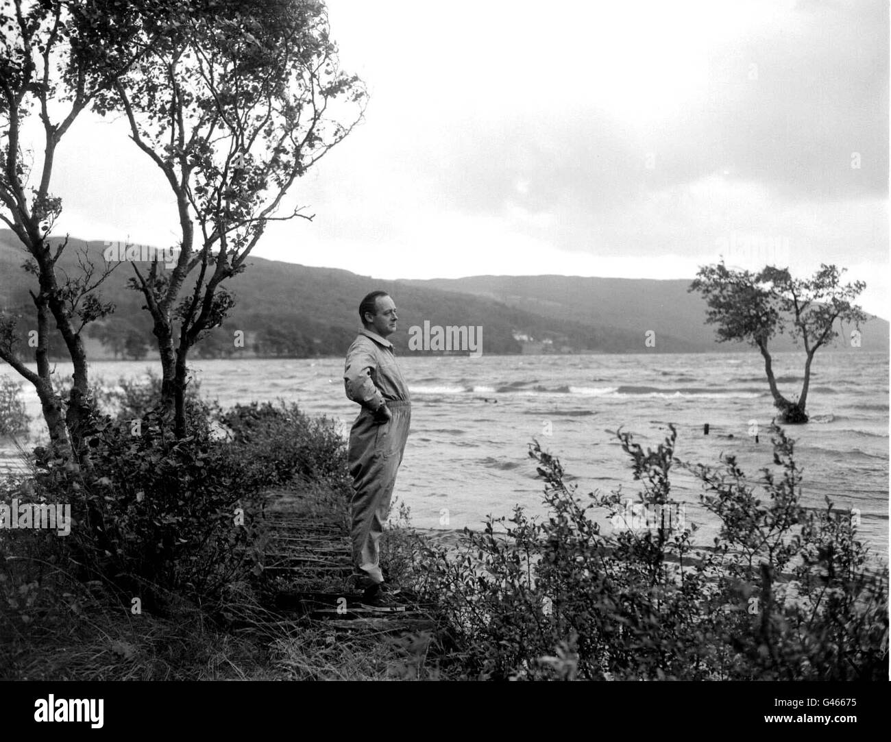 Library filer rif 73200-5, datato 25.9.58, di Donald Campbell a Coniston Water, Lancs. Una teoria sul perché il corpo dell'asso waterspeed non è mai stato recuperato dopo il suo incidente del 1967 sul lago è stato rivelato oggi (venerdì) alla vigilia del 30° anniversario della tragedia. Paul Evans, che stava facendo funzionare le comunicazioni radio durante l'offerta di Campbell per diventare il primo uomo a rompere 300 mph sull'acqua, crede che sia stato fatto male indietro attraverso le pale della turbina del motore del getto della sua barca Bluebird. PA. VEDI STORIA DI PA DEATH CAMPBELL. **DISPONIBILE SOLO IN BIANCO E NERO** Foto Stock
