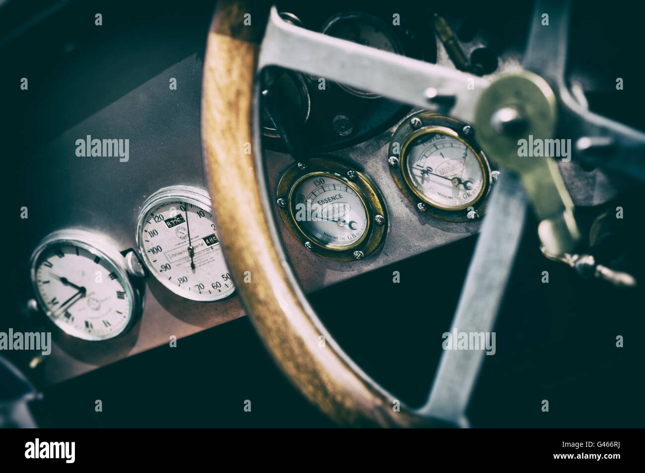 Il francese 1922 Bugatti T22 cruscotto di automobile dettaglio. Vintage filtro applicato Foto Stock