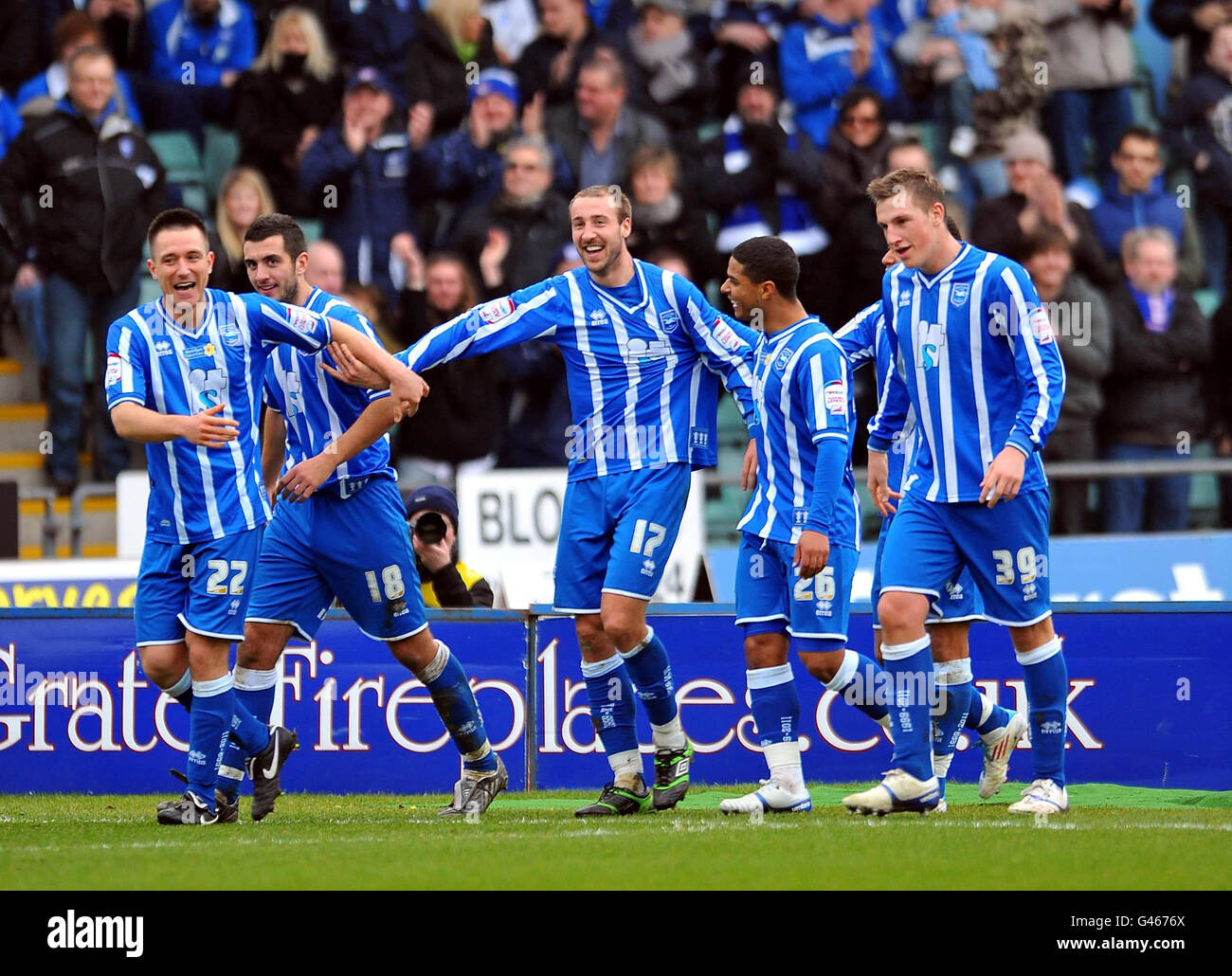 Glenn Murray (centro) di Brighton e Hove Albion si congratula con i suoi compagni di squadra dopo aver segnato il secondo gol della partita durante la partita della Npower Football League al Withdean Stadium di Brighton. Foto Stock