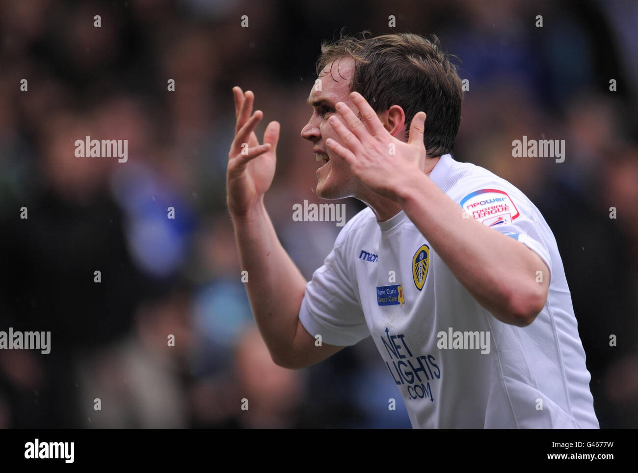 Neil Kilkenny di Leeds United contesta la decisione dell'arbitro durante la partita del campionato della Npower Football League a Elland Road, Leeds. Foto Stock