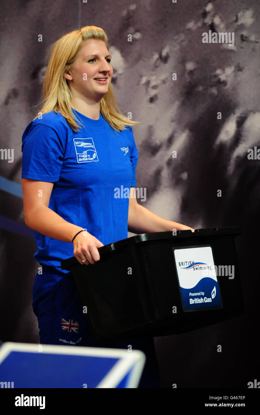 Rebecca Adlington funge da portatore di scatole dopo il Men's Open 400m IM durante il British gas Swimming Championships al Manchester Aquatic Centre, Manchester. Foto Stock