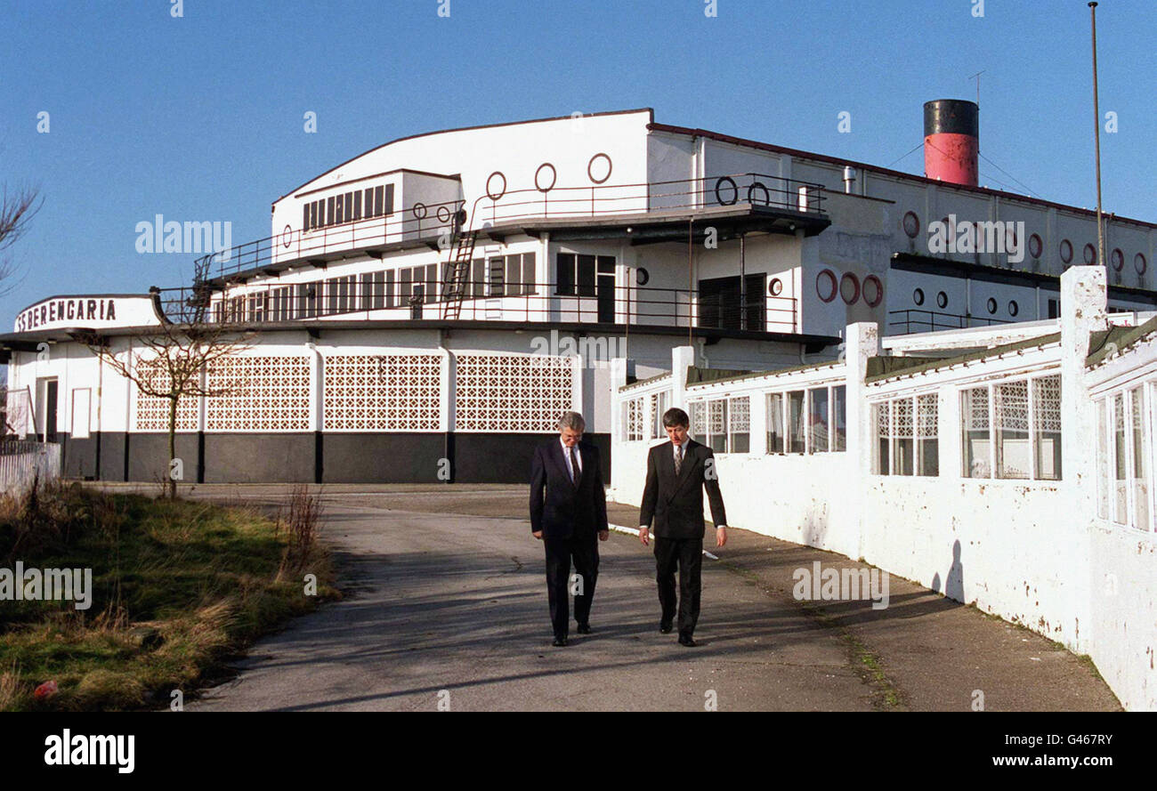 A forma di transatlantico, Full Steam davanti a Richard Tilt, il Direttore Generale del Servizio penitenziario (a sinistra), e Trevor Williams, che si occupa della sistemazione in carcere di emergenza, visita un ex Pontins Holiday Camp vicino Heysham - il sito di una prigione temporanea proposta. Foto Stock