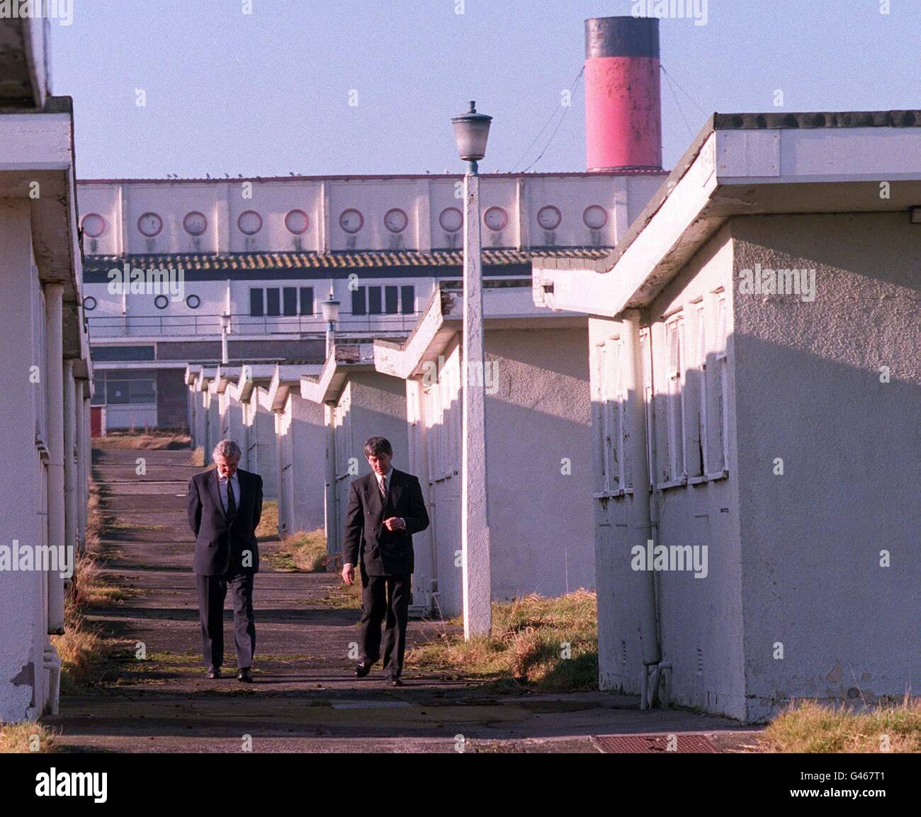 Full Steam Ahead come Richard inclinazione, il direttore generale dell' amministrazione penitenziaria (sinistra) e Trevor Williams, che sta cercando di emergenza dopo il carcere di alloggio e tour di un ex Pontins Holiday Camp nei pressi di Heysham - il sito di un temporaneo proposto oggi prigione(Martedì). Vedere PA storia carcere. Foto John Giles/PA. Foto Stock