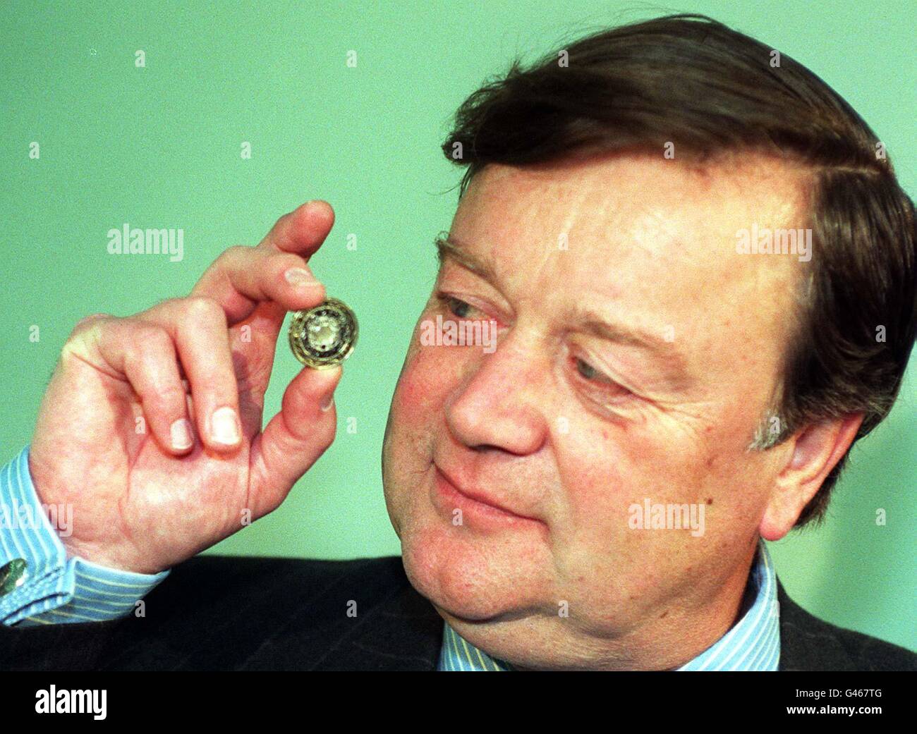 Il Cancelliere dello scacchiere Kenneth Clarke detiene oggi la più recente moneta britannica, il pezzo bimetallico 2, alla British Museum's Money Gallery di Londra (Mar). La nuova moneta, che sarà messa in circolazione più avanti quest'anno, è il primo numero di questa denominazione per uso generale come valuta dai doppi sovrani di Giorgio IV, 1823. Foto di Fiona Hanson/PA. Foto Stock