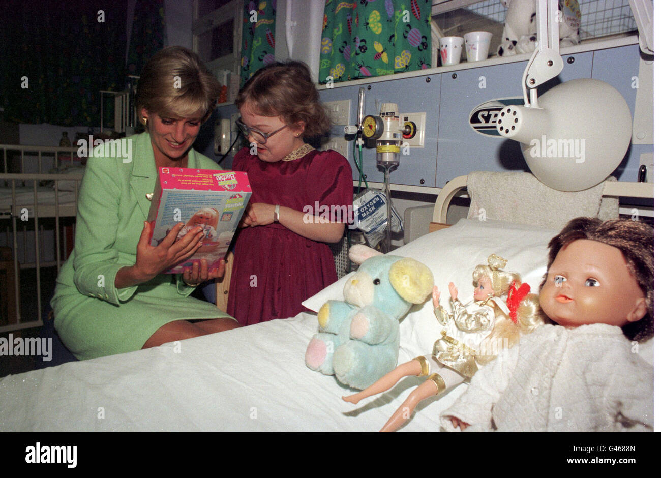 Londra : 14/2/97 : Diana, principessa di Galles, con Heather bender durante la sua visita al Great Ormond Street Hospital. PA NEWS FOTO DA JOHN STILLWELL. Foto Stock