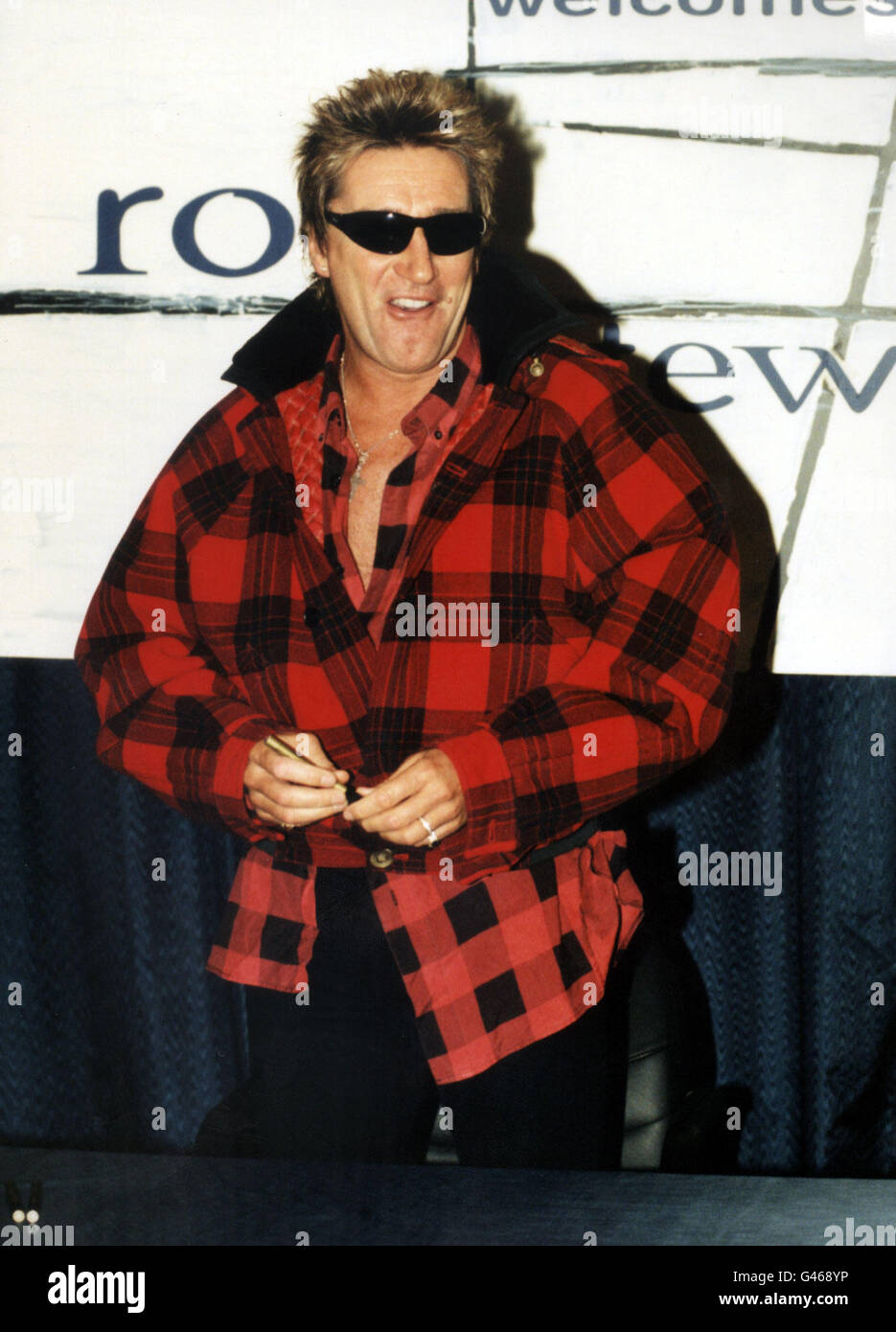 Londra : 7/11/96 : ROD STEWART al Tower Records a Piccadilly Circus, a Londra, dove ha firmato le copie del suo ultimo album "se possiamo cadere in amore stasera". PA NEWS FOTO DA NEIL MUNNS. Foto Stock