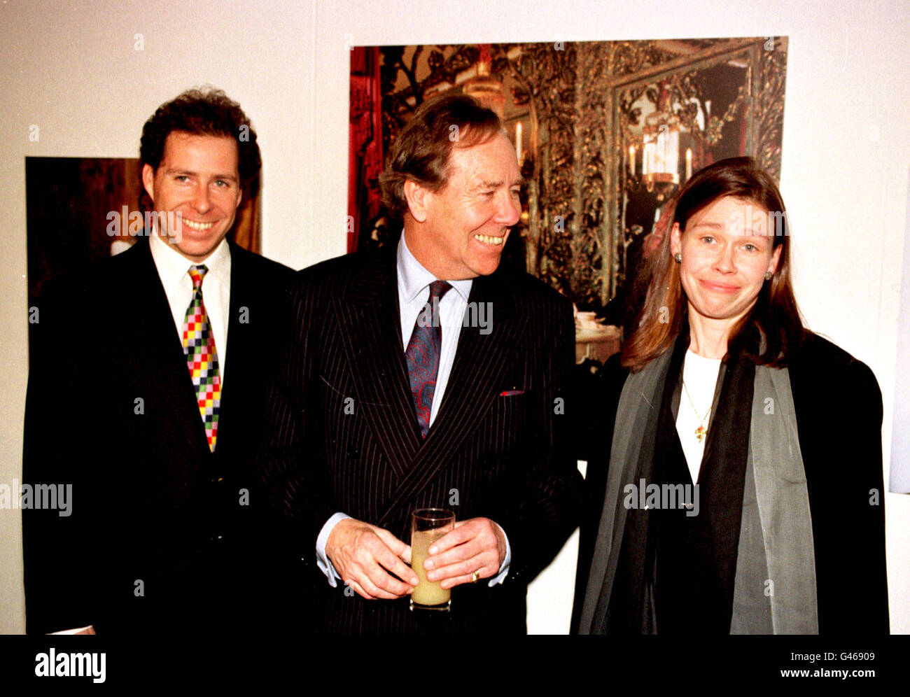 Londra : 13/1/97 : Lord Snowdon (CTR) e i suoi figli David Linley e Sarah CHATTO AL LANCIO DI UNA MOSTRA DI SNOWDON LE FOTOGRAFIE. PA NEWS FOTO DA DAVE CHESKIN. Foto Stock