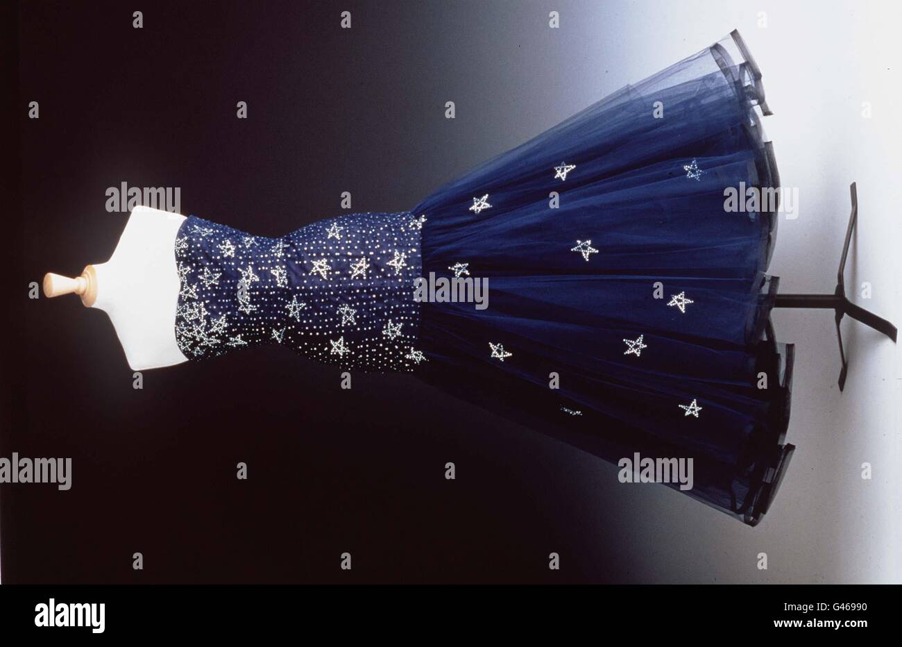 Abiti di Diana: Questo abito da sera con tulle blu e senza spalline, di Murray Arbeid, ricamato con scintillanti e stelle di diamante, è stato indossato nel 1986 da Diana, principessa di Galles, ad una festa per il Re Costantino di Grecia. L'abito è uno dei 80 ballgown appartenenti alla principessa che andrà sotto il martello a Christie's nel mese di giugno. L'asta di beneficenza, che si dice sia l'idea del figlio maggiore, Prince William, si terrà a New York il 25 giugno, con i proventi che vanno al Royal Marsden Hospial Cancer Fund e al Aids Crisis Trust. PA. VEDI LA STORIA DELLA PA ROYAL DIANA. Foto Stock