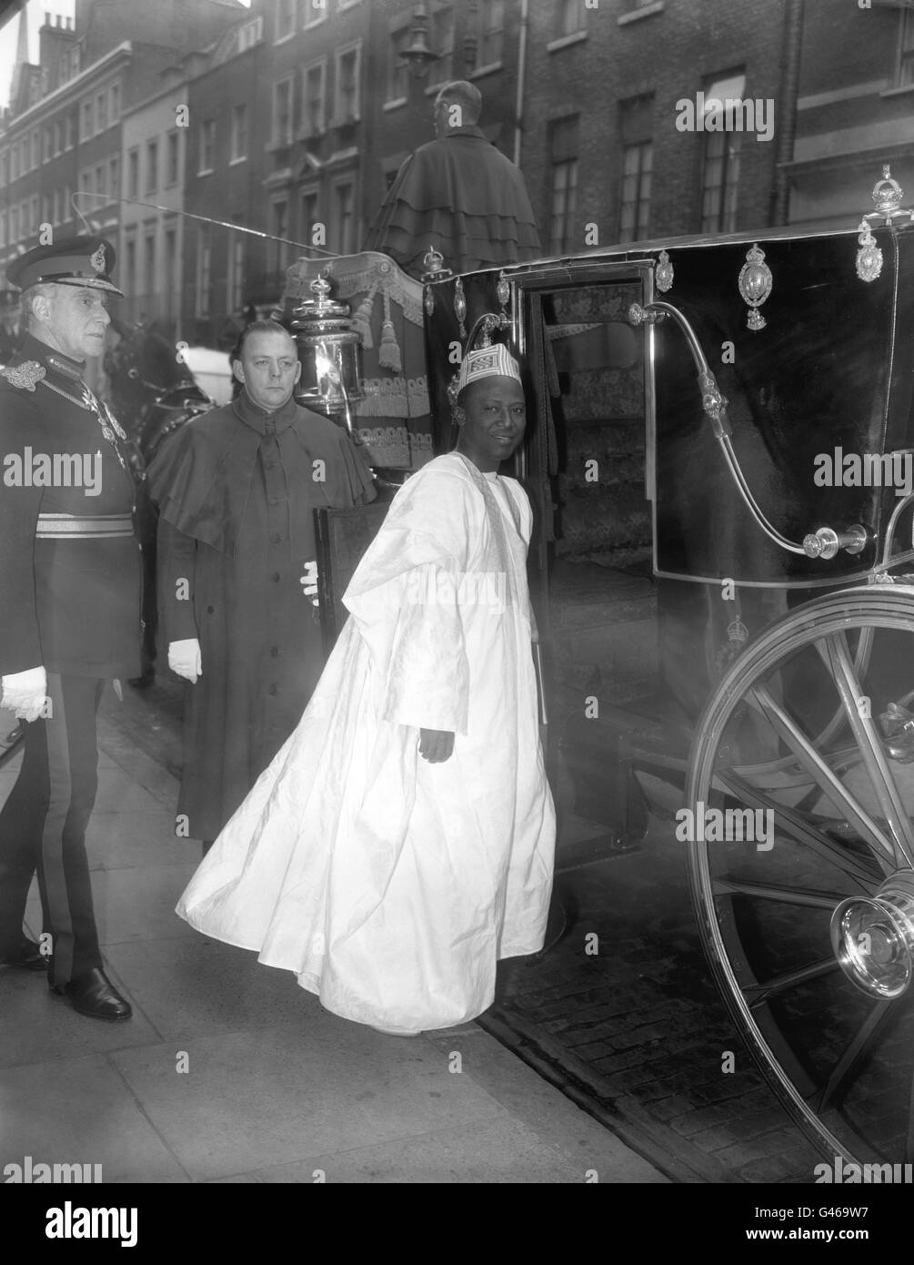 Nabi Youla, il primo ambasciatore a Londra dello Stato dell'Africa occidentale della Guinea, lascia il Mount Royal Hotel, Marble Arch, per presentare le sue credenziali a Buckingham Palace. Foto Stock