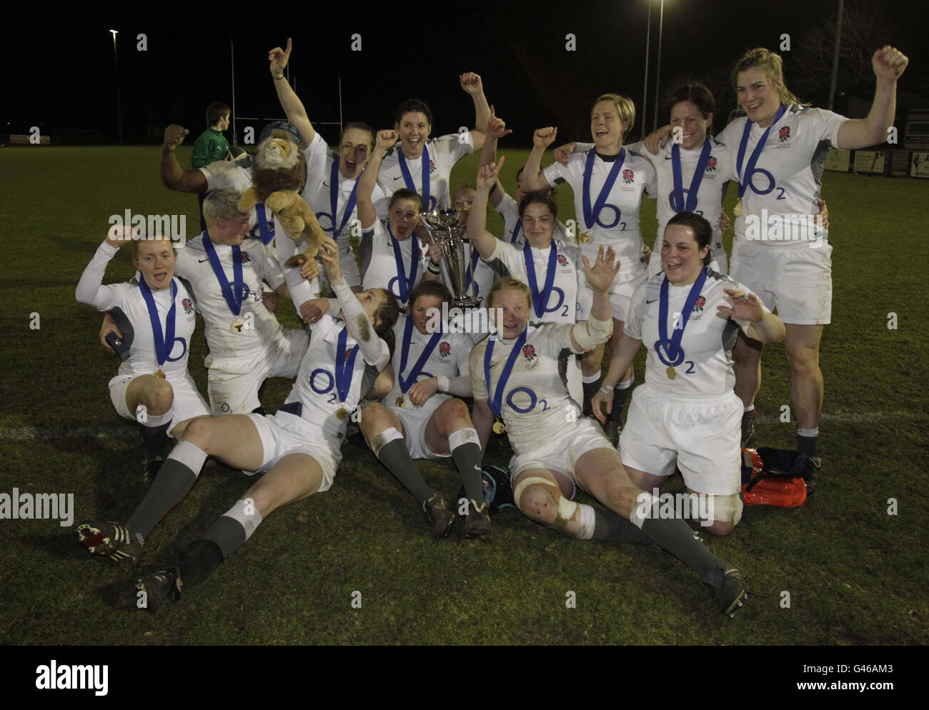 L'Inghilterra celebra la loro grande vittoria di slam contro l'Irlanda durante la partita Women's 6 Nations Championship all'Ashbourne RFC, Co. Meath. Foto Stock