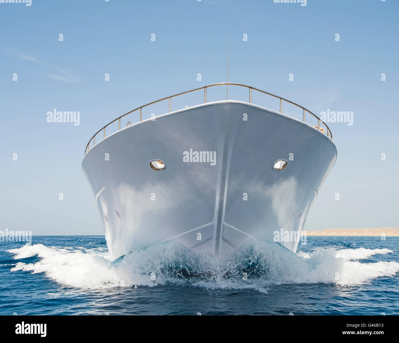 Prua di gran lusso motor yacht a vela sul mare oceano tropicale con wave Foto Stock