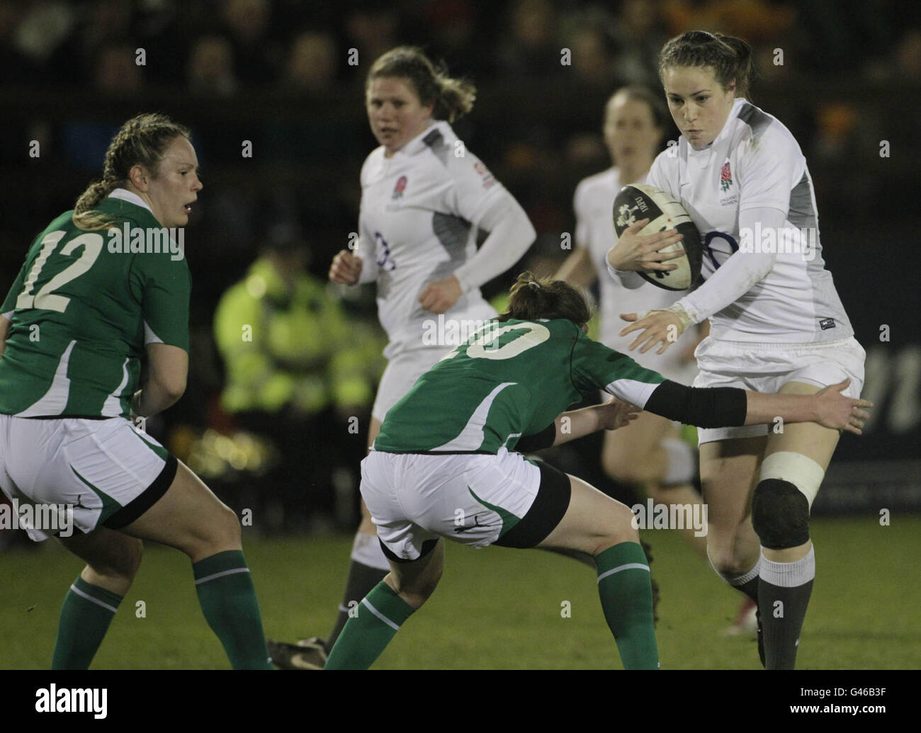 Rugby Union - Campionato femminile 6 Nazioni 2011 - Irlanda Donne / Inghilterra Donne - Ashbourne RFC. Emily Scarratt in Inghilterra affronta Nore Stapleton in Irlanda durante la partita Womens 6 Nations Championship all'Ashbourne RFC, Co. Meath. Foto Stock