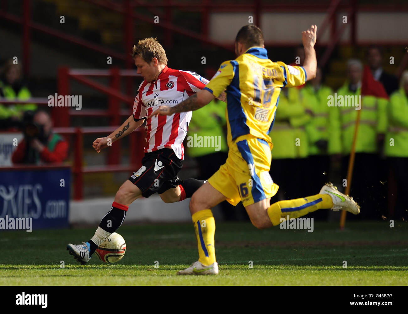 Il Bjorn Riise di Sheffield United (a sinistra) segna il secondo gol ai suoi lati durante la partita del campionato della Npower Football League a Bramall Lane, Sheffield. Foto Stock