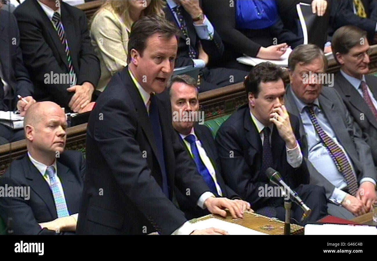 Il primo ministro David Cameron si rivolge alla Camera dei Comuni, dove i parlamentari hanno discusso delle azioni militari intraprese contro la Libia. Foto Stock