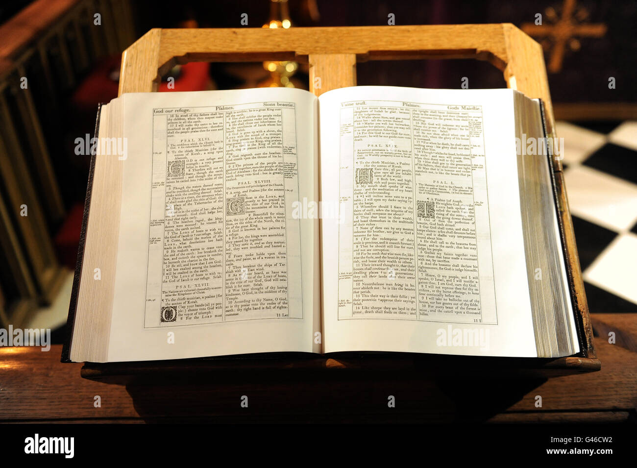 Una riproduzione di una bibbia del 1611 è esposta nella cappella del Palazzo di San Giacomo, mentre il Principe del Galles ospita un ricevimento alla Clarence House per celebrare il 400° anniversario della Bibbia di Re Giacomo, Londra Foto Stock