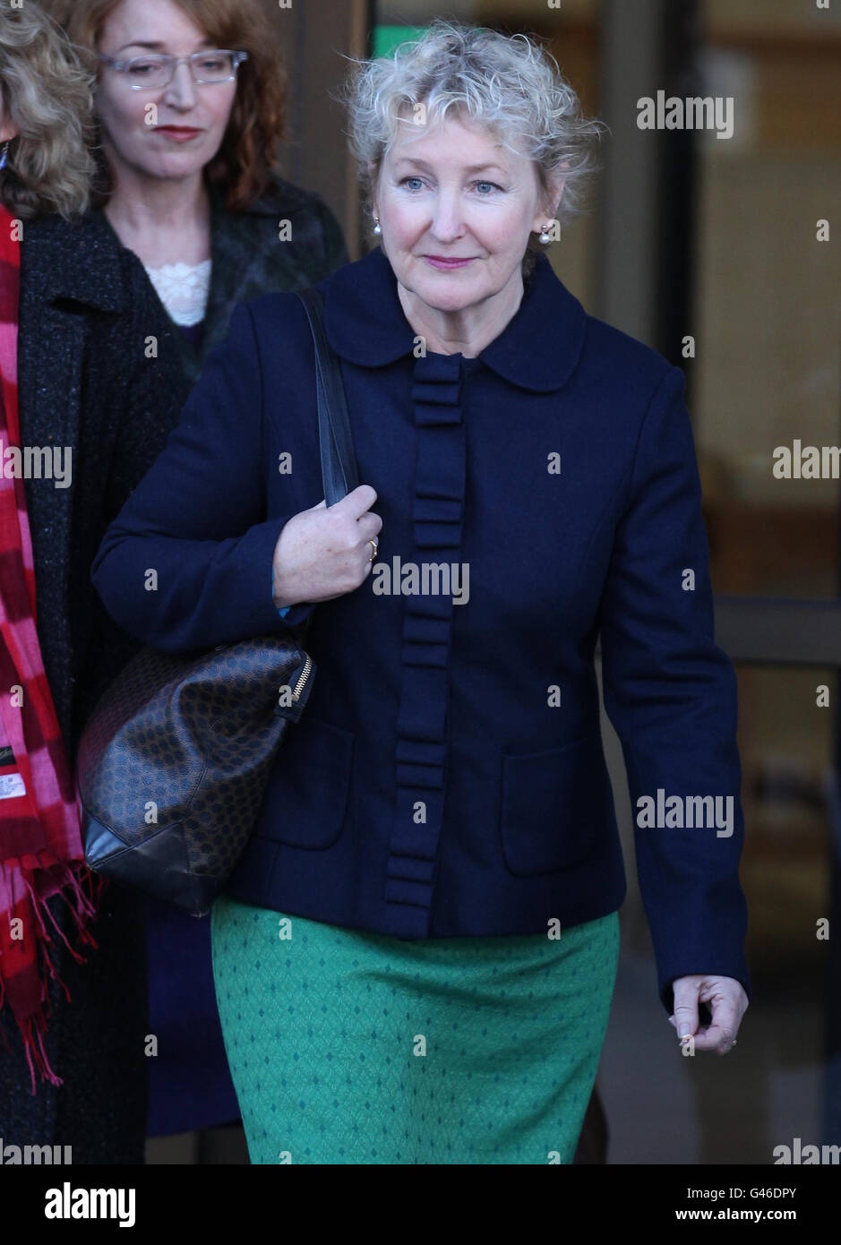Felicity Drumm (fronte), la seconda moglie di Malcolm Webster accusata dell'assassinio di Claire Morris, lascia Glasgow High Court dopo aver dato prova nel suo processo. Foto Stock