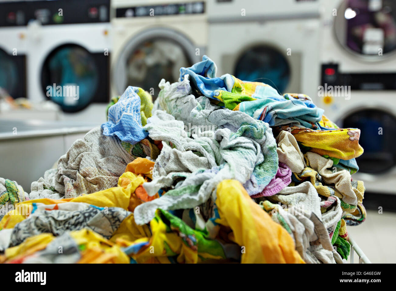 Pila di biancheria sporca in lavanderia a gettoni Foto stock - Alamy