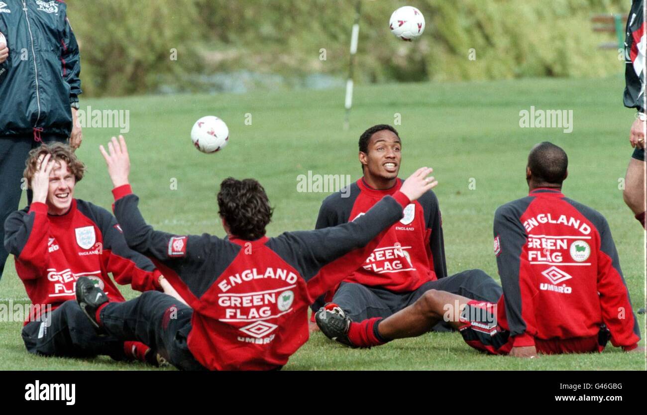 Steve MacManaman (L) e Paul Ince (R, indietro) allenano i titoli con i compagni di squadra durante la sessione di prove di questa mattina (lunedì) presso l'abbazia di Bisham. L'Inghilterra gioca a Georgia a Wembley questo mercoledì in una partita di qualificazione della Coppa del mondo. Foto di Neil Munns/PA. VEDI PA STORIA CALCIO INGHILTERRA. Foto Stock