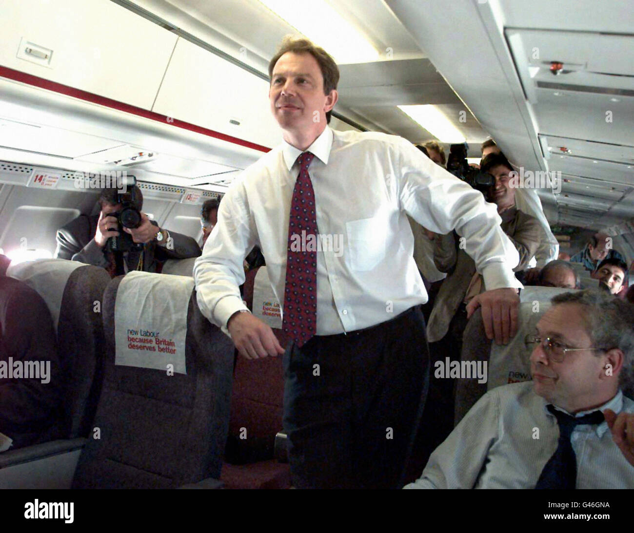 Il leader del lavoro Tony Blair durante il volo da Londra alla Scozia nell'ultimo giorno di campagna elettorale prima delle elezioni generali. Foto Stock