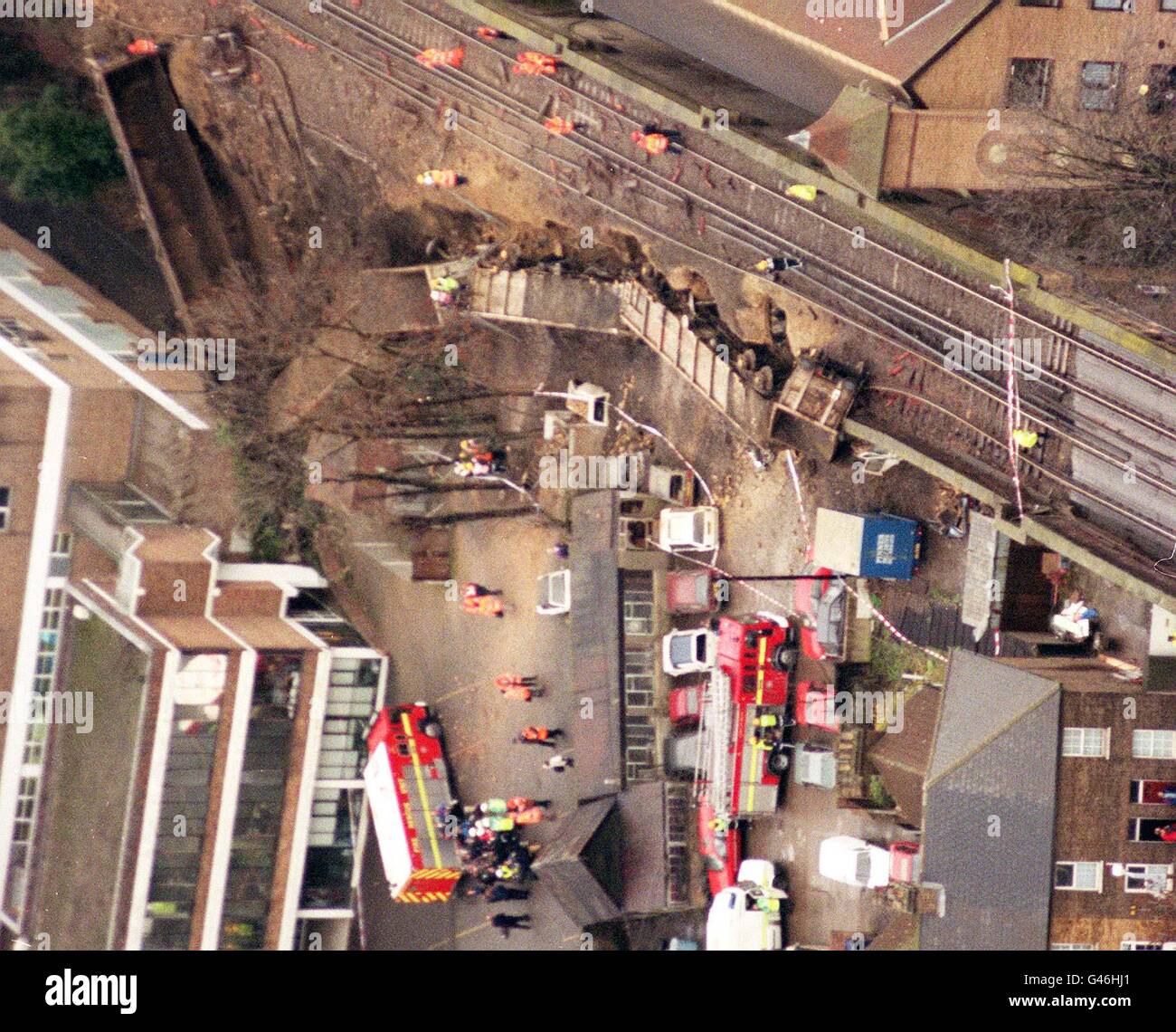 Scena fotografia scattata da un elicottero di Bexley stazione ferroviaria oggi (martedì) dove un treno merci è deragliato, a schiantarsi sulla ferrovia workshop arch. Fire equipaggi inizialmente temuto fino a 20 personale dal workshop era stato intrappolato ma tutti coloro che temevano mancanti sono stati successivamente contabilizzata. I feriti sono stati presi a Queen Mary's Hospital, Sidcup. Il treno che è deragliato alle 12.15, è stato il 10.18 da tre ponti in West Sussex en route per il hoo incrocio vicino Gillingham, Kent. Vedere PA storia incidente treno. Foto di David Cheskin/PA. Foto Stock