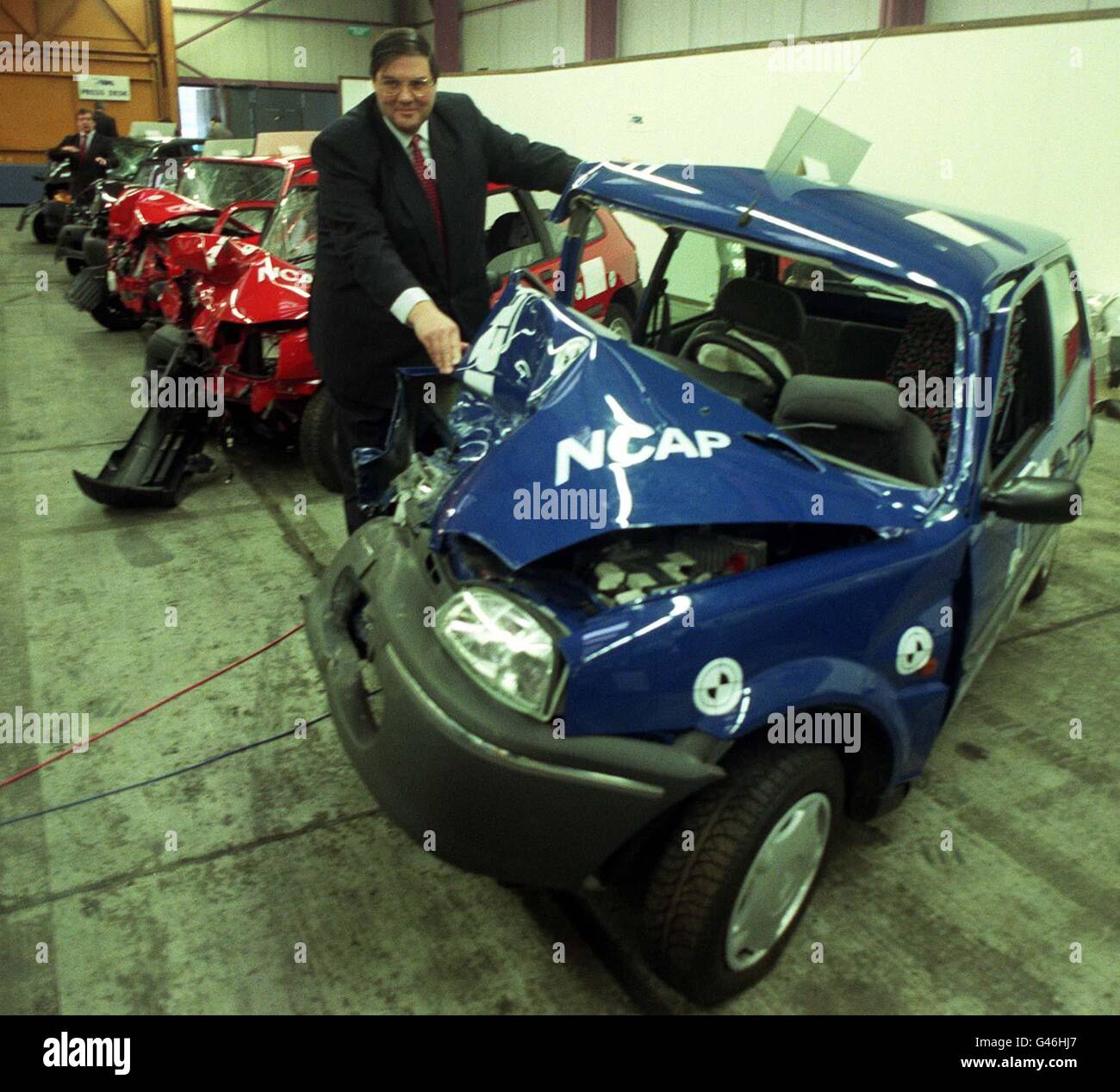 Adrian Hobbs, capo della Crashworthiness presso il Transport Research Laboratory di Berkshire, esamina una Rover 100 che è stata utilizzata in un crash test di sette famose mini-auto. I risultati della prima fase del programma europeo di valutazione delle nuove auto (Euro-NCAP) sono stati pubblicati oggi (martedì), fornendo informazioni comparative ai consumatori sulla protezione fornita dalle auto in caso di urti frontali e laterali. Vedere la storia PA SULLA sicurezza DEL TRASPORTO. Foto di Michael Stephens/PA Foto Stock