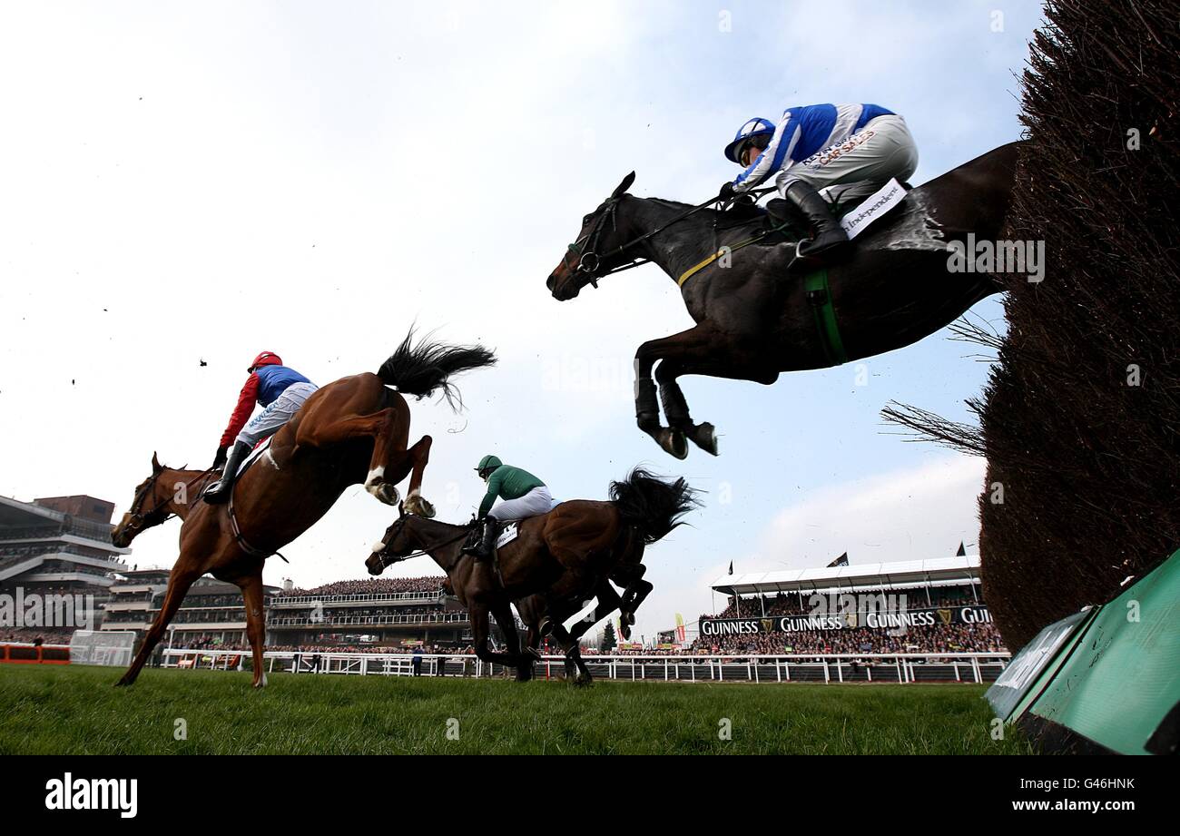 Realt Dubh guidato da Paul Carberry (a destra) salta l'ultimo durante l'Irish Independent Arkle Challenge Trophy in Centenary Day, durante il Cheltenham Festival. Foto Stock