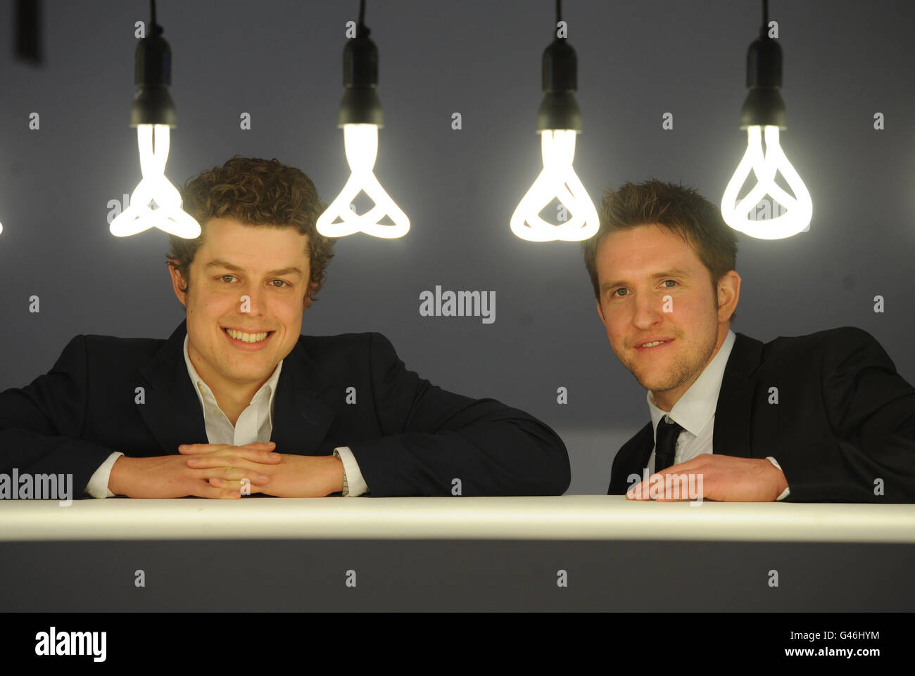 Il designer britannico Samuel Wilkinson (a destra) e Michael-George Hemus della società di progettazione di prodotto Hulger con la loro riprogettazione della lampadina a bassa energia che ha vinto quest'anno il Brit Insurance Design of the Year al Design Museum di Londra. Foto Stock